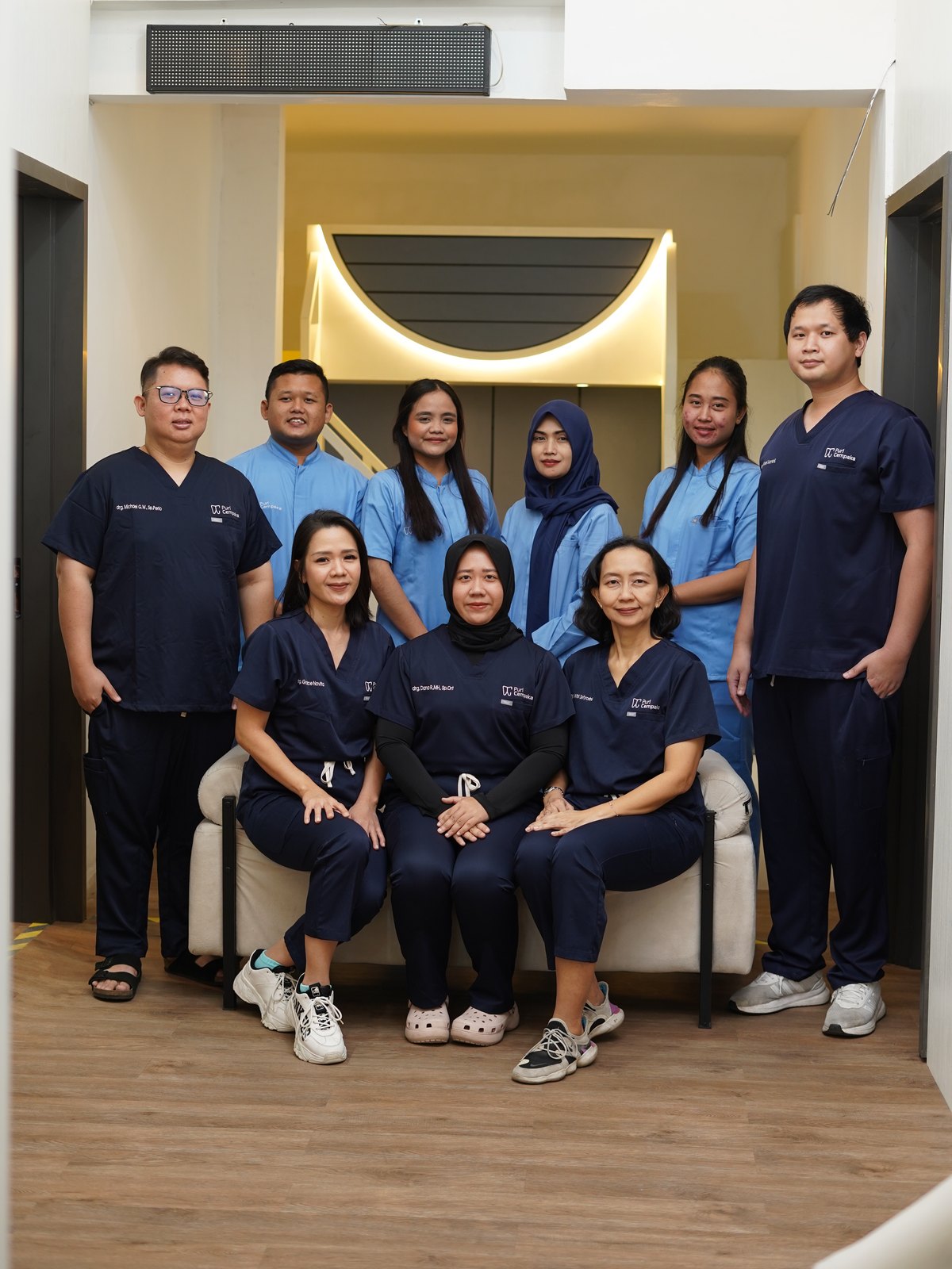 Tim Klinik Puri Cempaka di ruang klinik